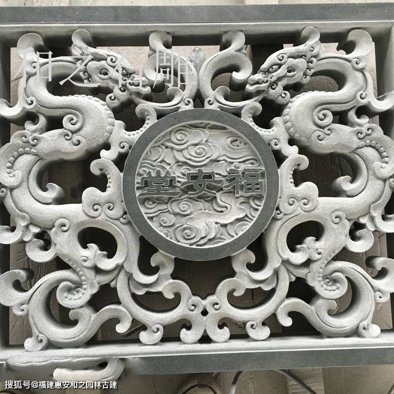 以石雕装饰品为主要建筑装饰,有石雕龙柱,石雕窗,各种石雕佛像,石雕