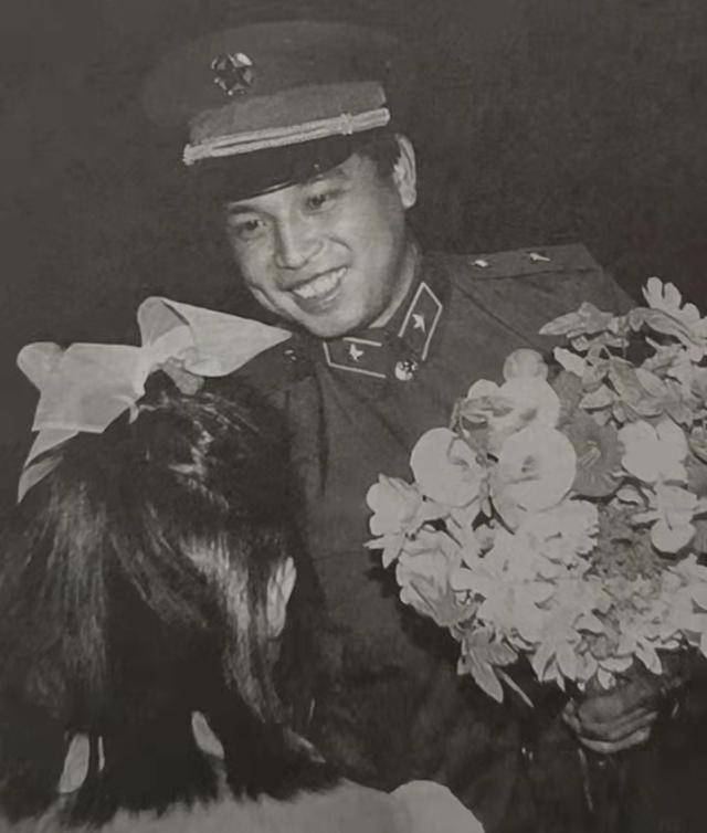 战斗英雄徐良:放弃当明星,上战场成为英雄,为何回来受诬陷_前线_敌人