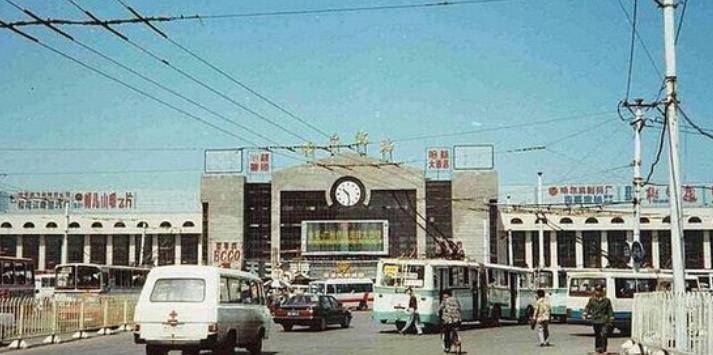 90年代的黑龙江哈尔滨老照片:图4是哈尔滨的地标,图7好不热闹_时代