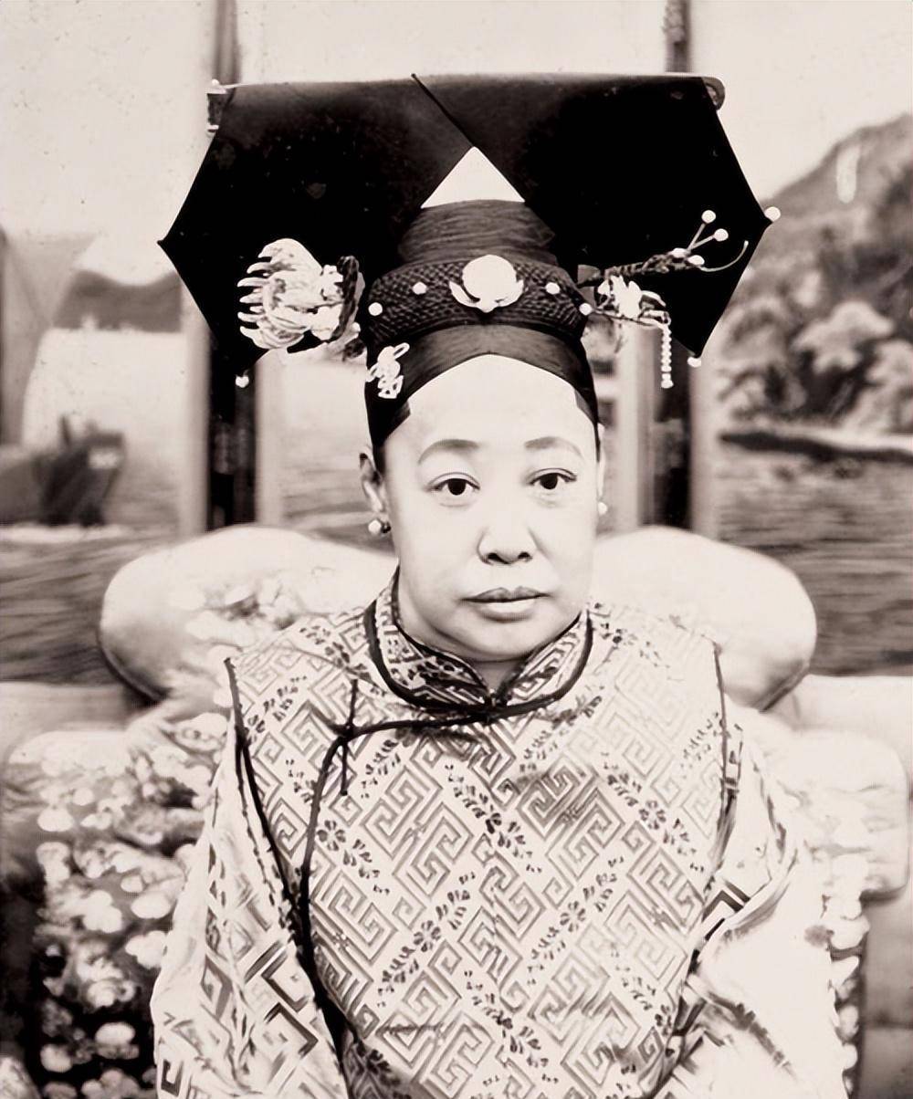 珍妃24岁被慈禧沉井惨死,姐姐瑾妃为何50岁善终?