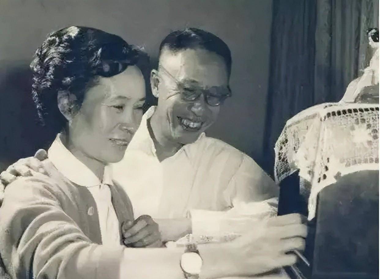 崩溃的李淑贤:溥仪半夜不睡觉,跑到医院偷偷注射荷尔蒙_皇帝_成为了