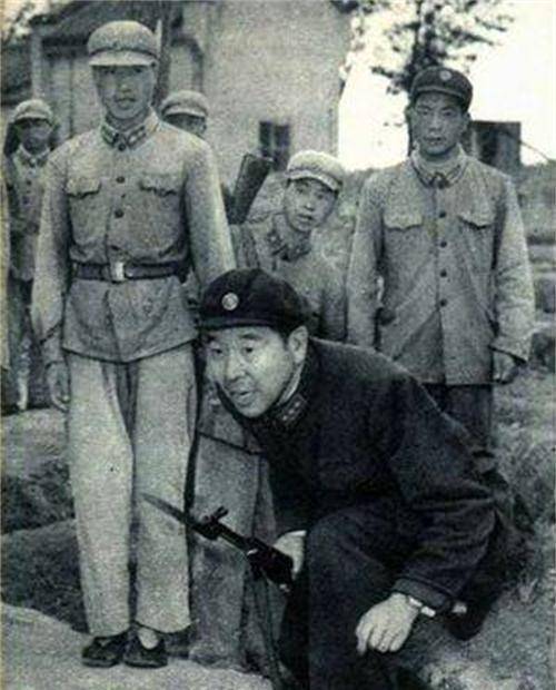 受伤掉队落难山村,团长当司令员后寄30元钱补贴_赖选章_黄永胜_敌人