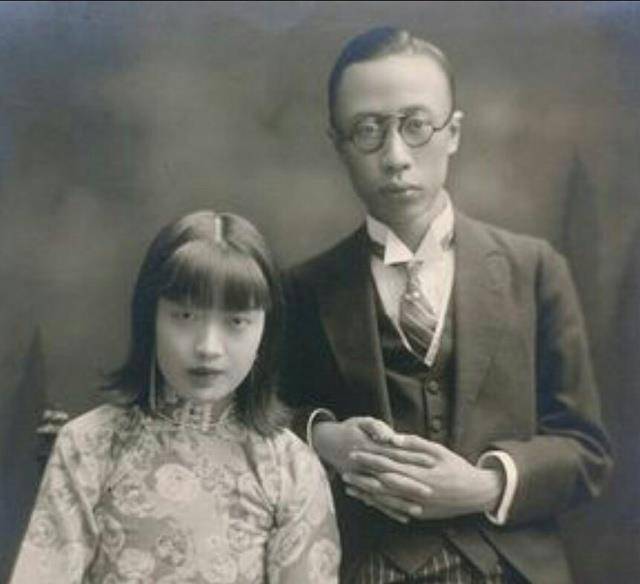 溥仪带着妻子重返紫禁城,进门需要买门票,偷做了龙椅,发现几处错误