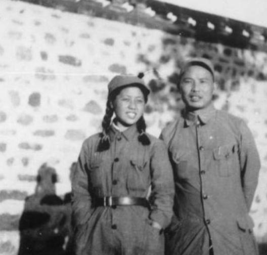 他是肖华的警卫员,解放后位列大军区副职,退休37年了,现还健在_空军