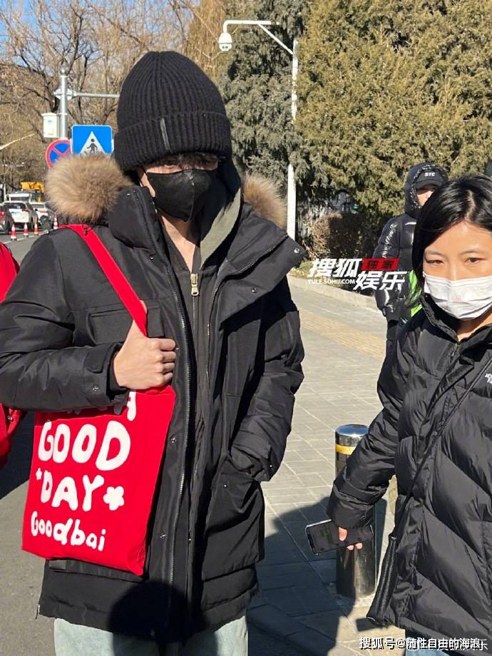白敬亭现身央视大楼,参加2024龙年央视春晚彩排路透_节目_黑色_舞台