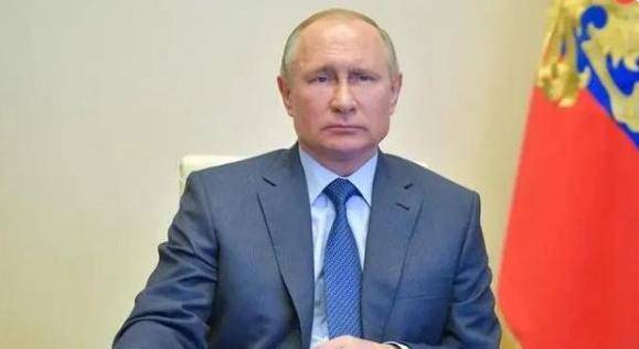 硬汉普京下跪引来争议,让各国刮目相看,到底发生啥事情?