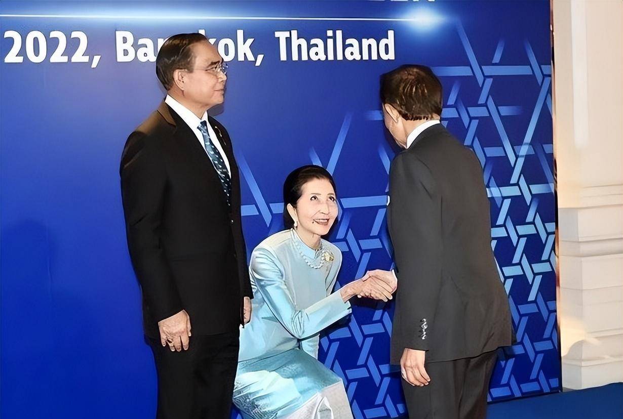 泰国第一夫人: 68岁气质高雅,把传统泰服穿出韵味,曾是大学教授_娜拉