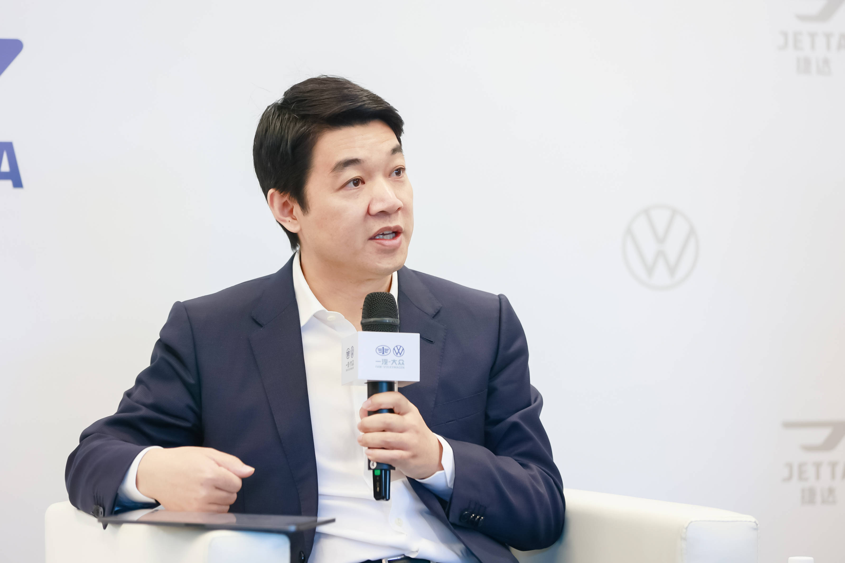 一汽-大众聂强:坚持油电共进战略,2024年锚定190-200万