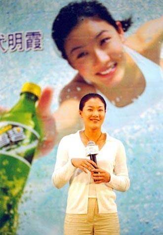 2001年,梁锦松与跳水女皇伏明霞相遇,明知差了26岁,仍强势追爱_香港