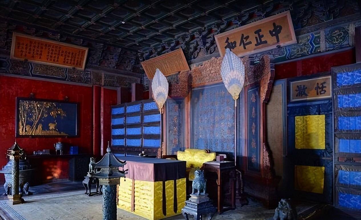 故宫养心殿为何常年阴冷潮湿?直到专家挖开地板,才发现其中秘密