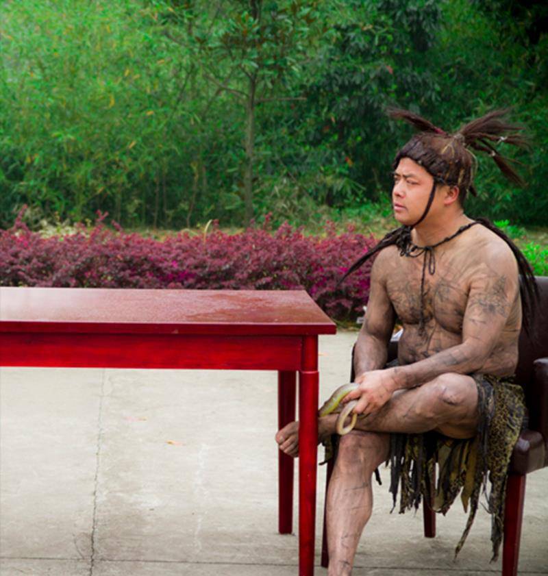 野人:7岁掉入天坑,生吃蛇鼠存活8年,结局让人哭笑不得_父母_孩子_夫妻