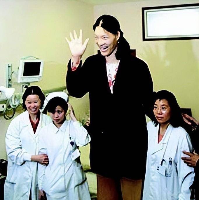 第一女巨人":穿78码鞋,一顿吃6碗面,41岁不幸离世_姚德芬_父母_姚明