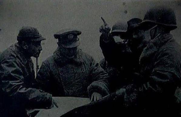 阵地全被敌炮火推毁,10团遭受了重大伤亡,一棵烧焦的树上挂着残肢断臂