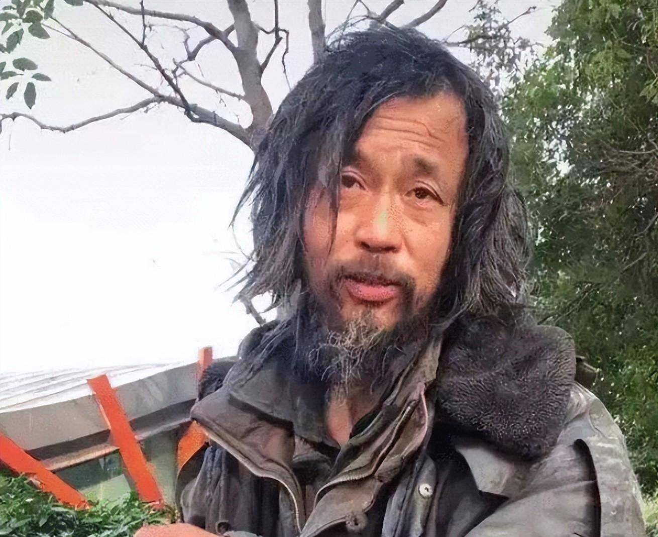 "流浪大师"沈巍:靠直播赚超200万后退网,被找到时仍在流浪_父亲_父母