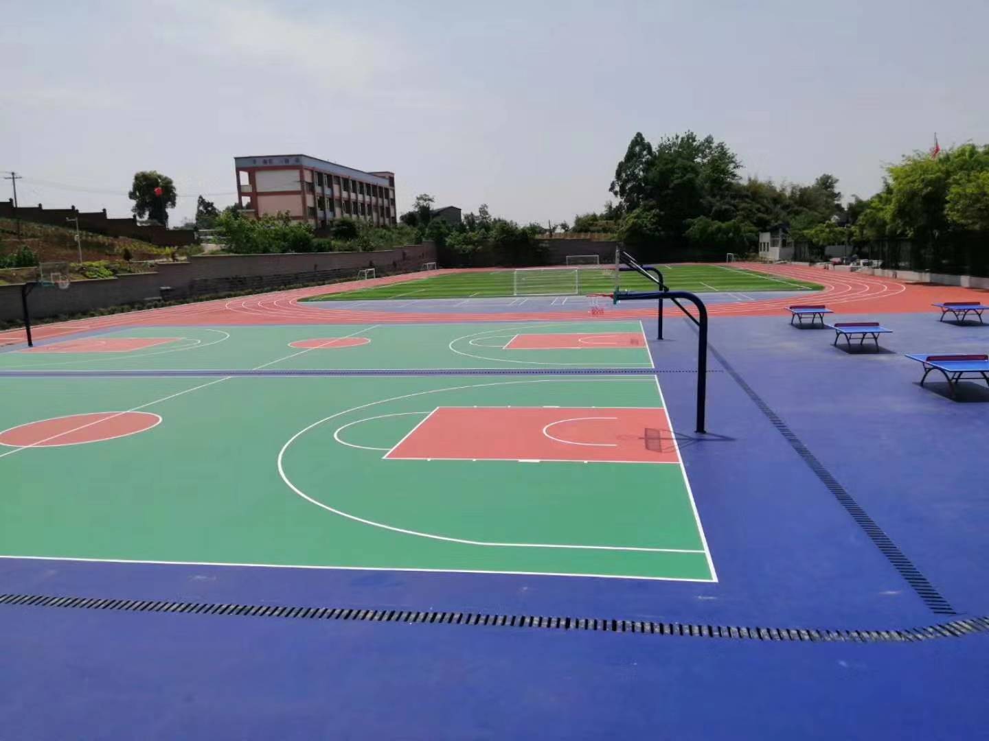 硅pu篮球场包工包料多少钱一平米_材料_费用_的成本