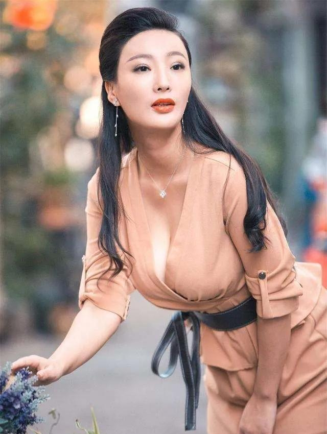 王李丹妮的面容如同精雕细琢的艺术品,每一个细节都恰到好处