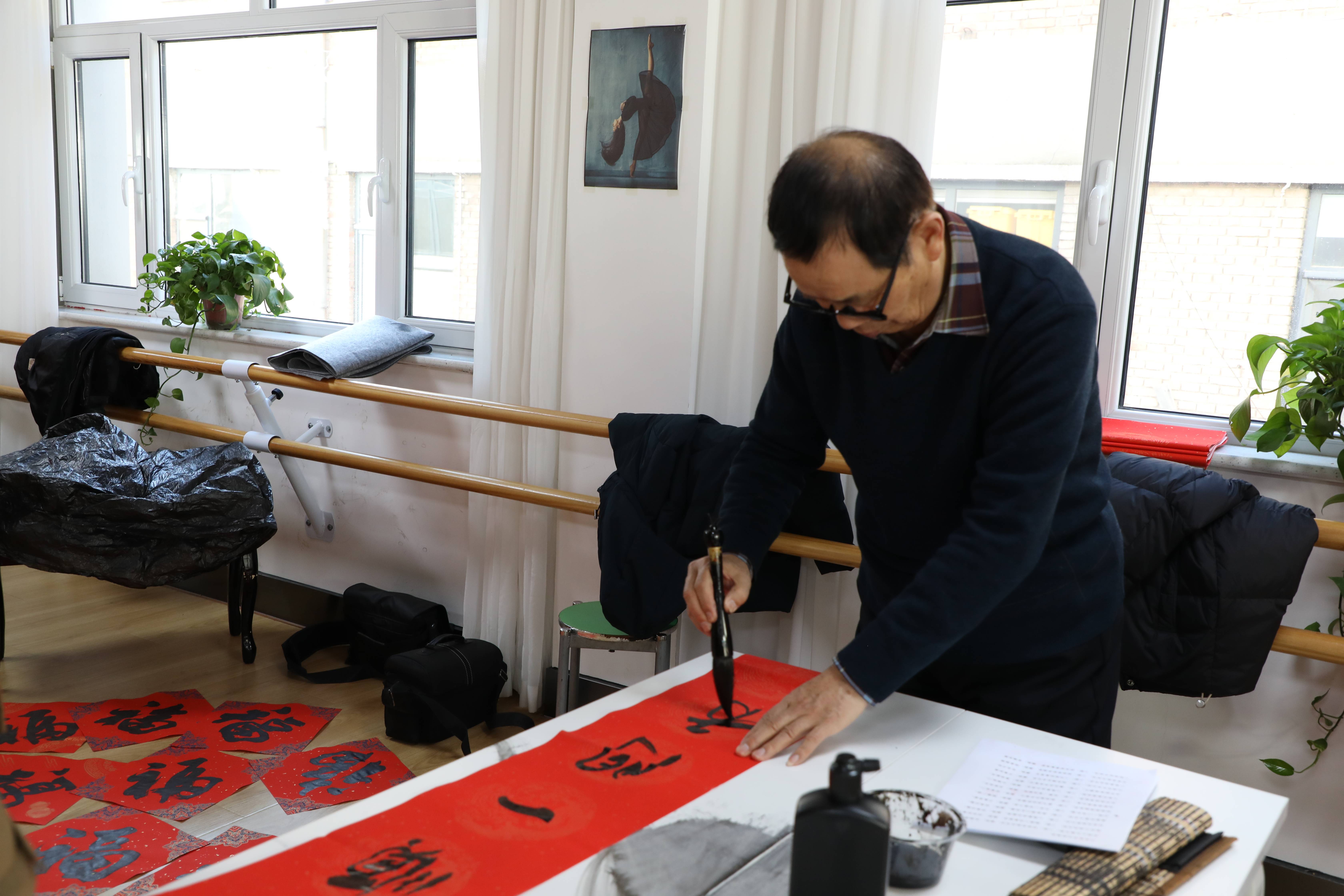 书法家在"盈康"挥毫 免费送"福"喜迎新春