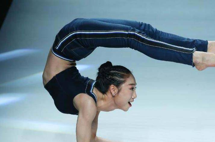 不过刘藤从小就喜欢做一些比较极限的动作,后来在电视上看到了柔术就