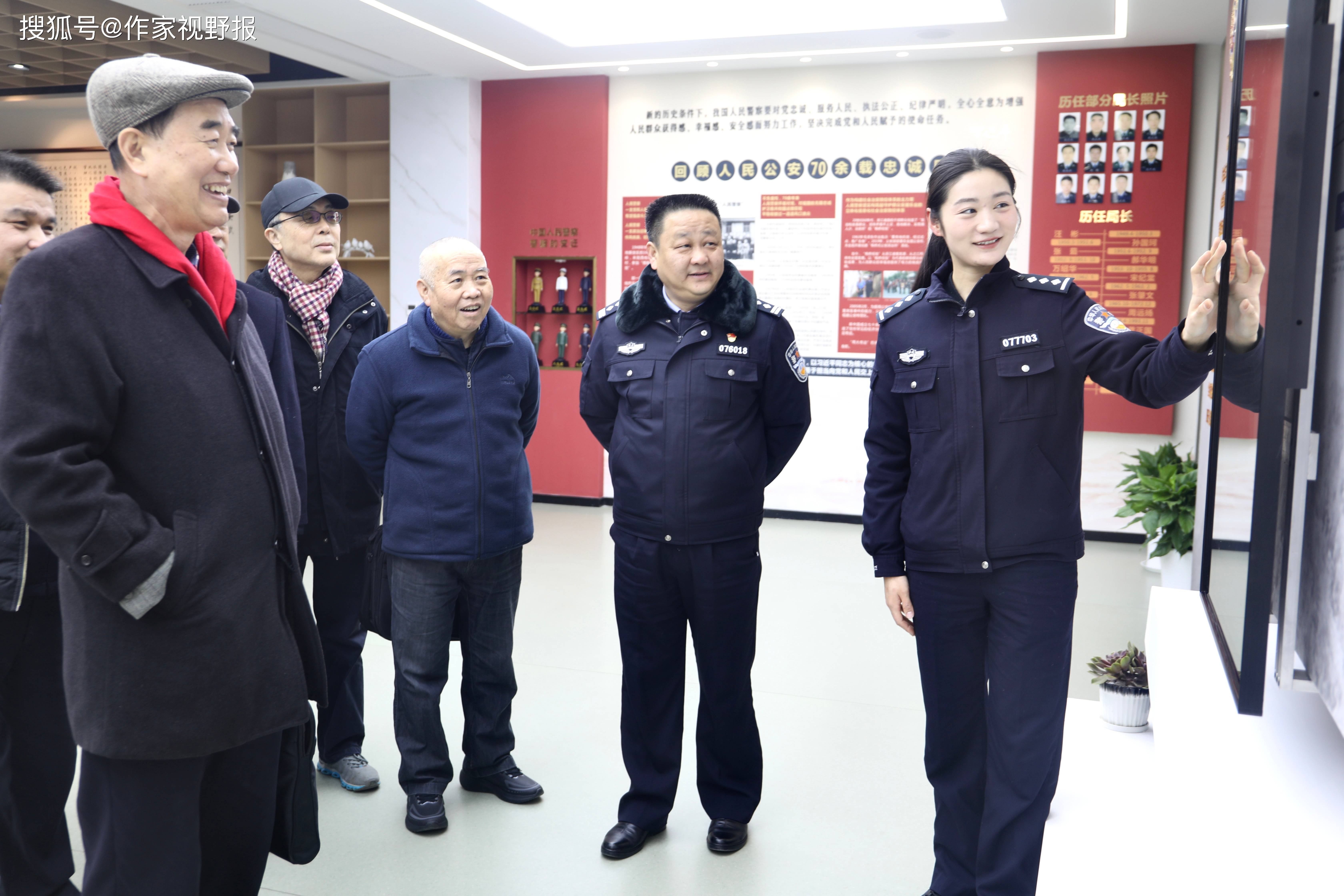 2024荆楚"红色文艺轻骑兵"省直警营书法家分队走进罗田县公安局文化暖