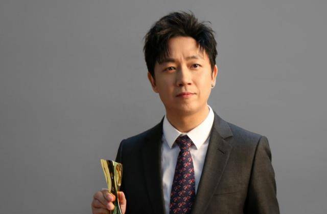 潘粤明绘画作品被洛克菲勒家族收藏,曾经每天给董洁画一幅画_人生