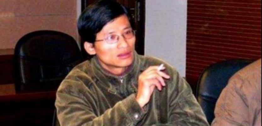 董岗彪从小生活在单亲家庭,成长在农村,经济物质匮乏,整个大学是依靠