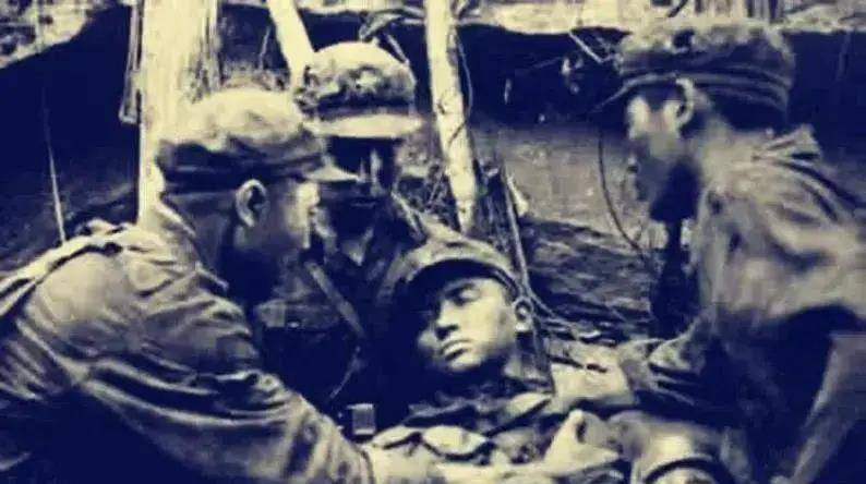 1986年老山战场照《死吻》:那名救护女护士张茹,后来怎样了?