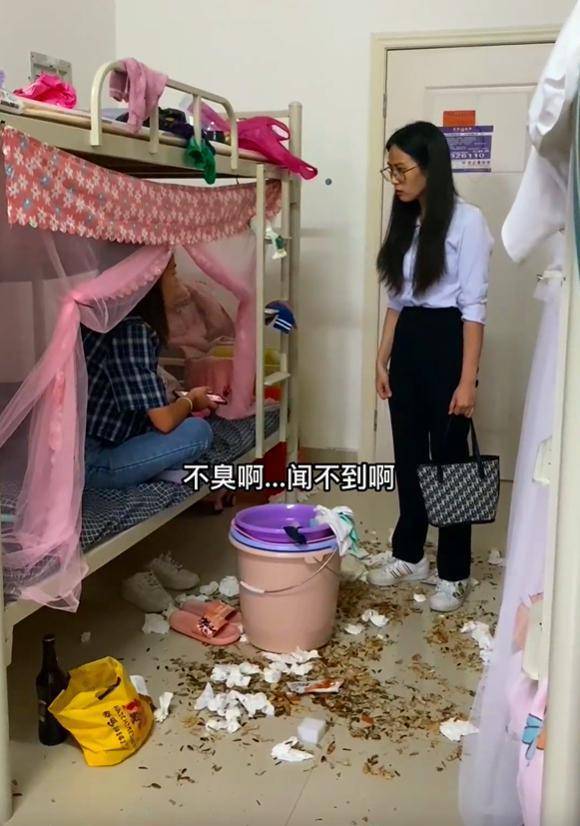 纪实:00后厂妹宿舍混乱得像狗窝,垃圾到处乱扔,换洗内裤随便挂_小妍