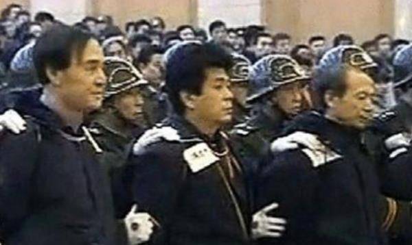 悍匪被捕入狱,杀人放火无恶不作,妻女散尽家产救他