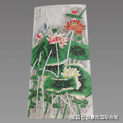 花青,汁綠,藤黃,胭脂,曙紅,赭石等多種顏色調配得相得益彰,畫面雖無蜻