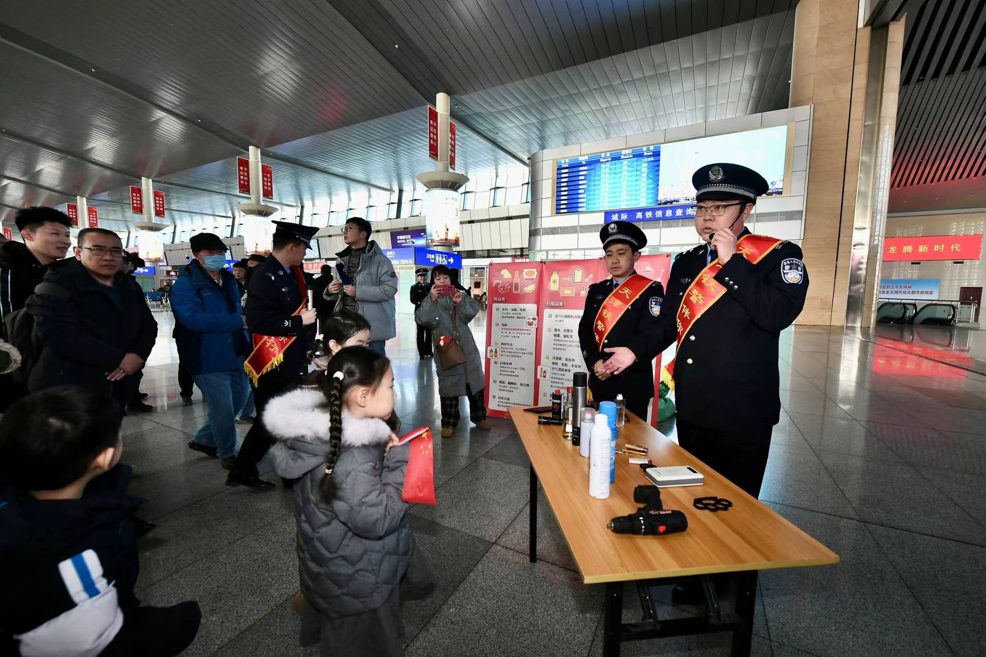 資源,展示津味民俗特色和濃厚的春運祥和氛圍,以春聯年畫,窗花剪紙