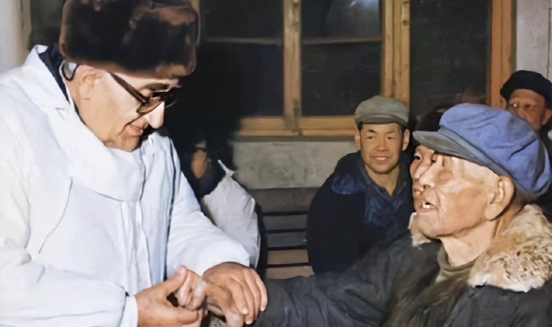 一张八路军时期的老照片,揭秘那位娶了延安第一美女的后海大爷_马海德