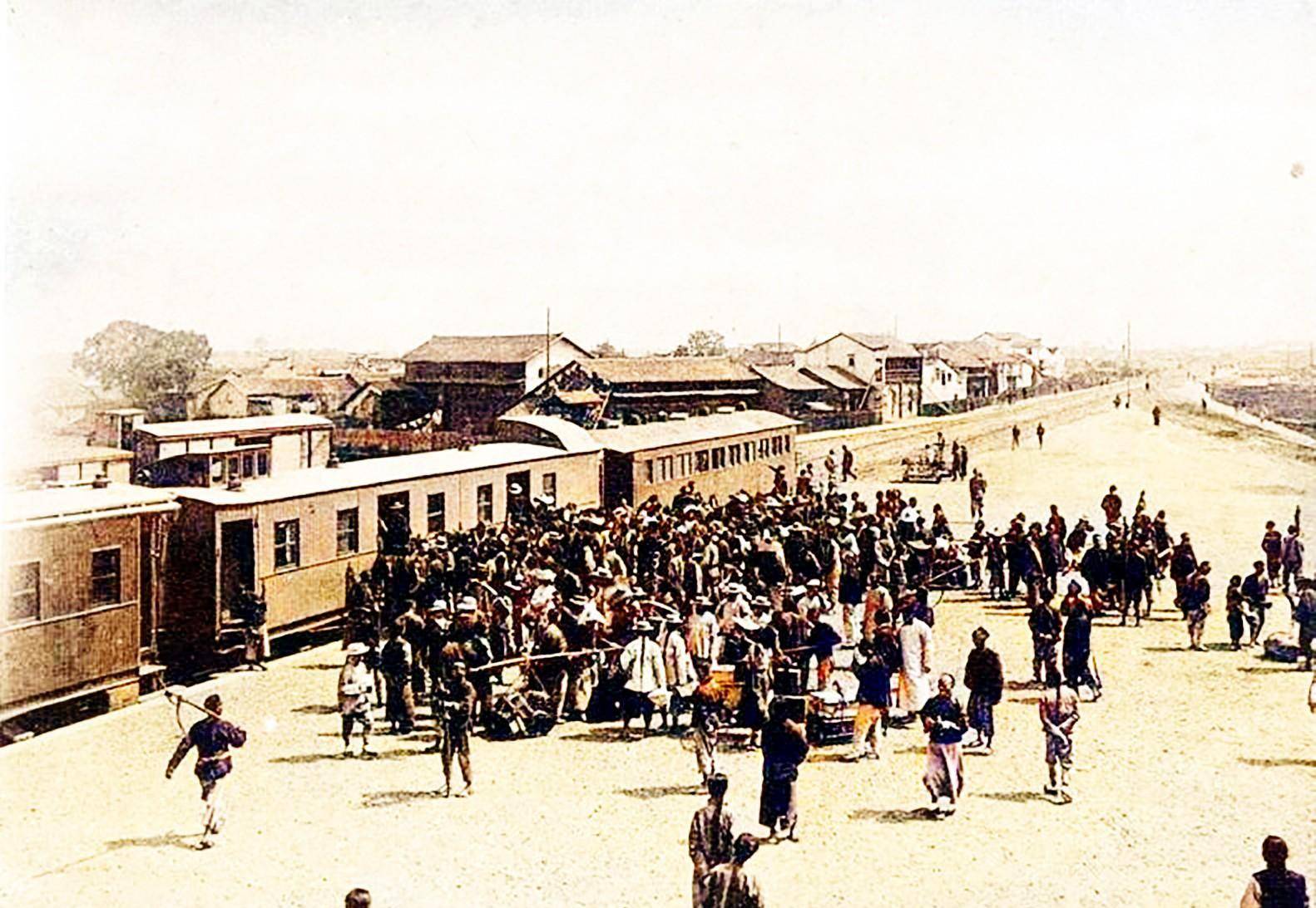 的汉口,江汉关不是现在的样子,江汉路边都是两层木楼_照片_码头_人们