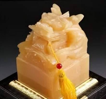 后来这枚玉玺被孙策以三千兵士的价格卖给了袁术,后来袁术兵败给了