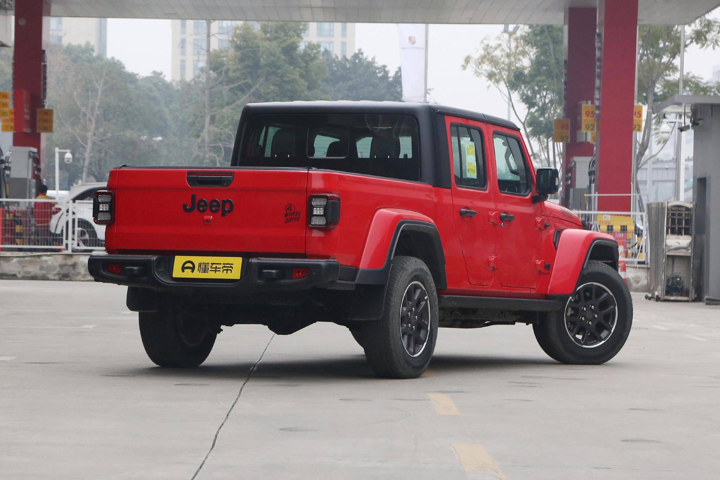 涨2万元/售价46.99万元，JEEP角斗士价格调整，搭载3.6升发动机