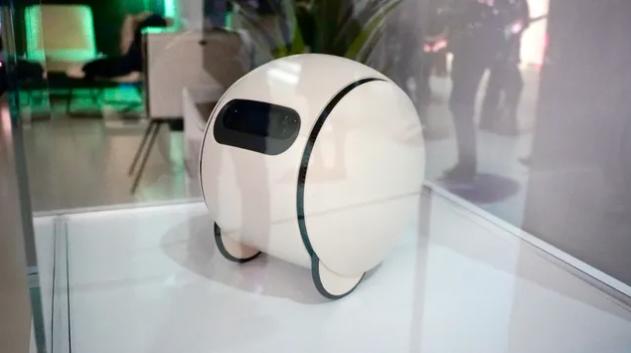 ballie是一款圆形家用辅助机器人,对三星来说并不新鲜,它于2020年首次
