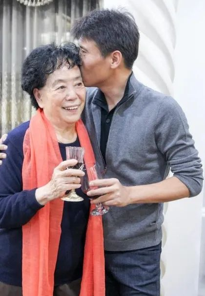 在娱乐圈不红的李乃文,却在另一个圈子里红的发紫!_表演_角色_母亲