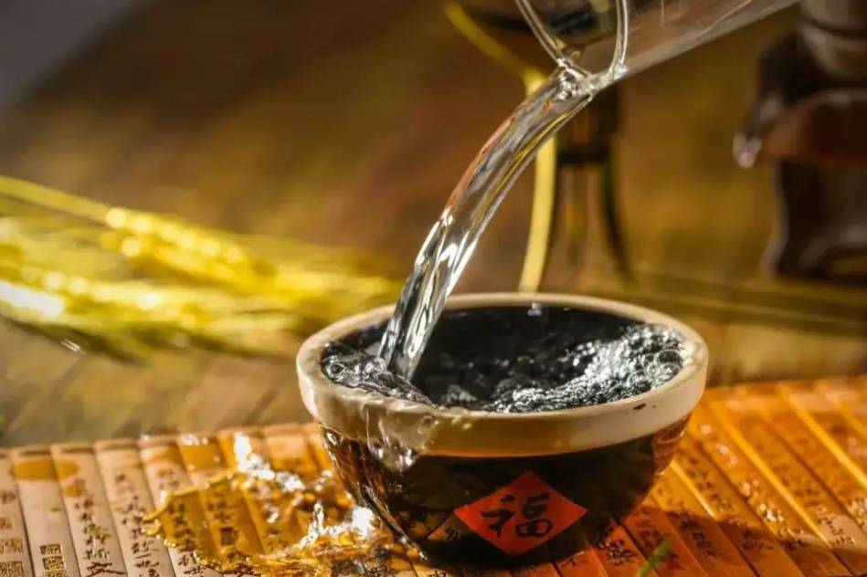 夜光杯"到张孝祥的"一樽浊酒戍楼东",似乎酒与战争有着千丝万缕的联系