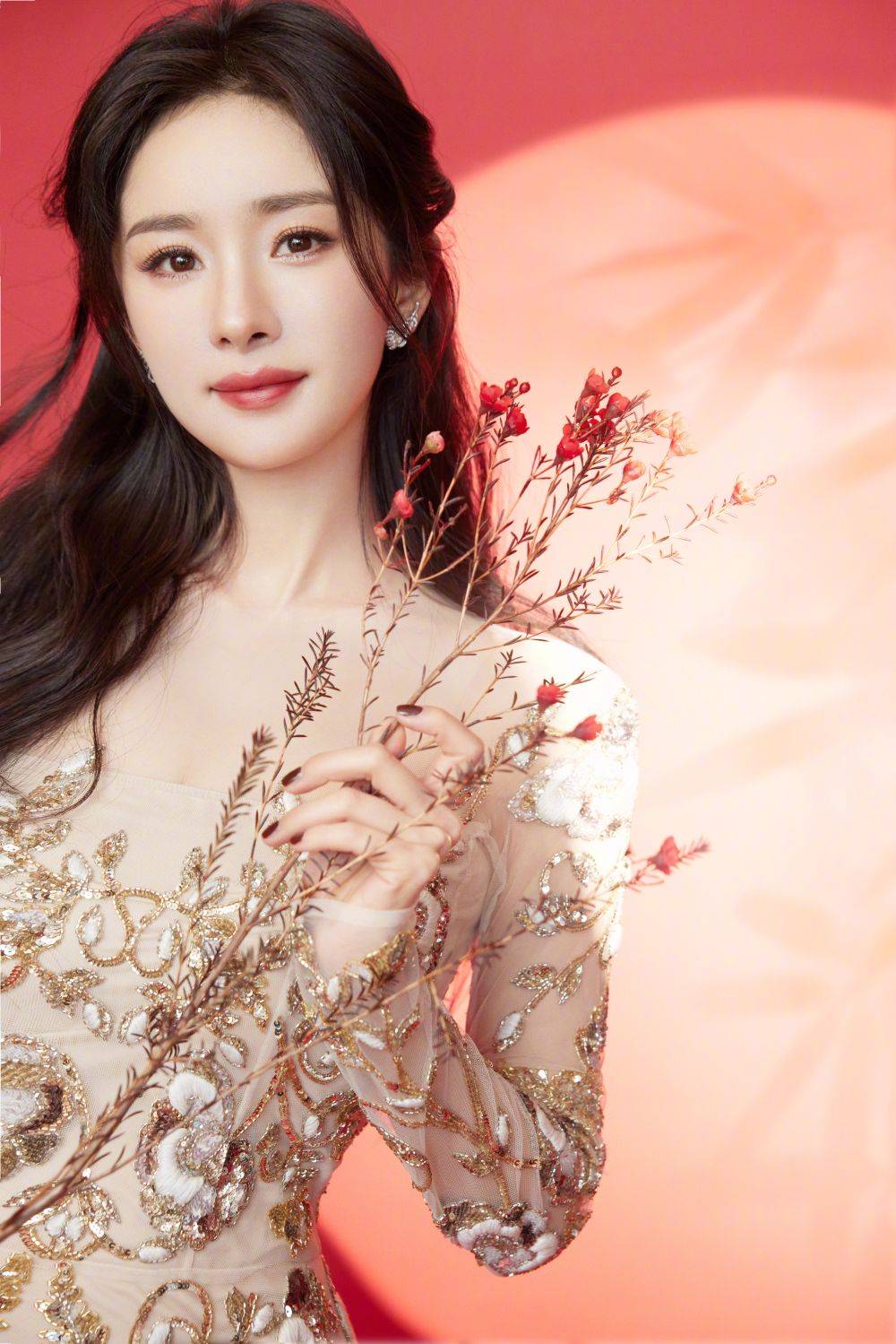 杨幂这高定真是美得我挪不开眼啊!