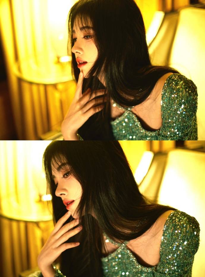 鞠婧祎再晒美照,超高颜值美如初恋,屹立街头成最美风景