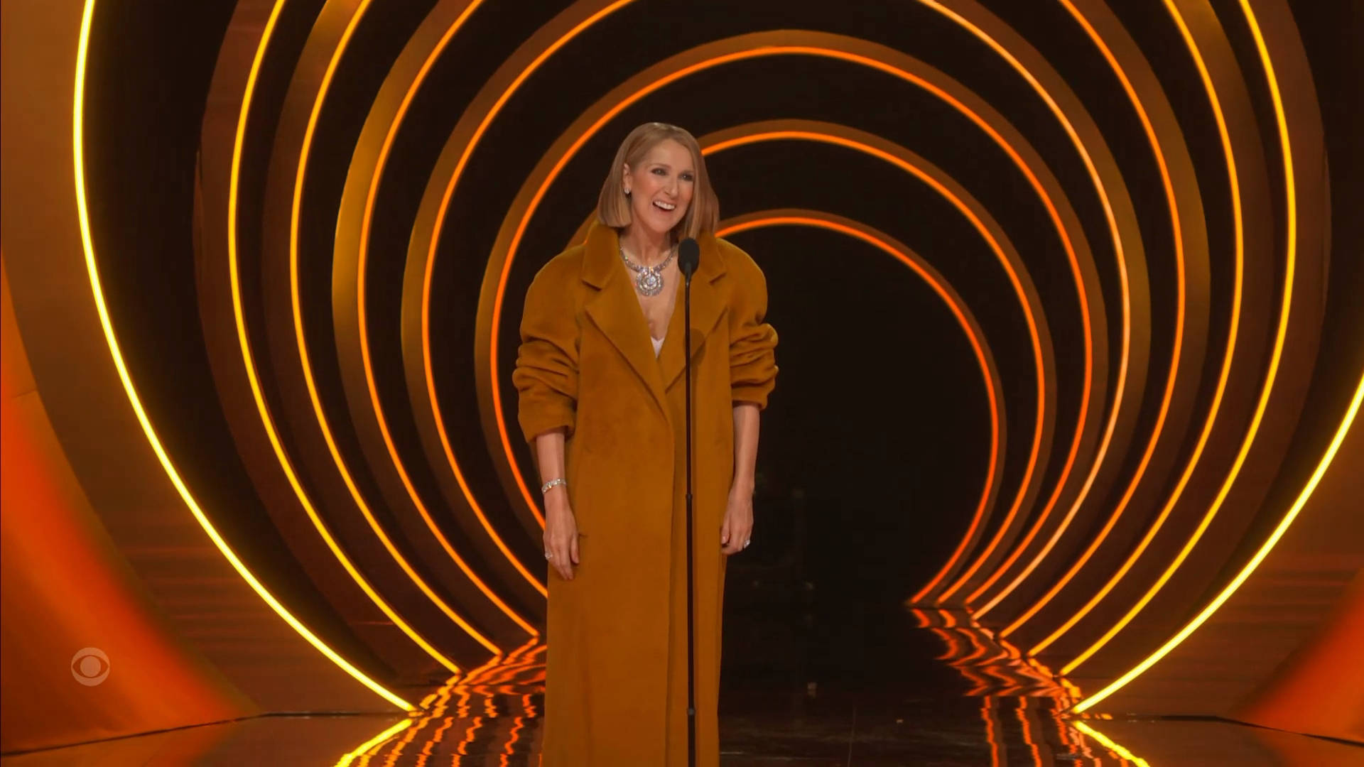 席琳迪翁患病后罕见公开亮相 为霉霉颁发年度最佳专辑奖_格莱美_综合