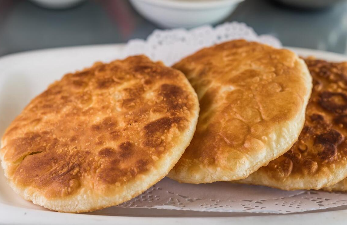 10,延吉糖饼:延吉糖饼是延吉的传统小吃之一,是用糯米粉,糖等食材制成