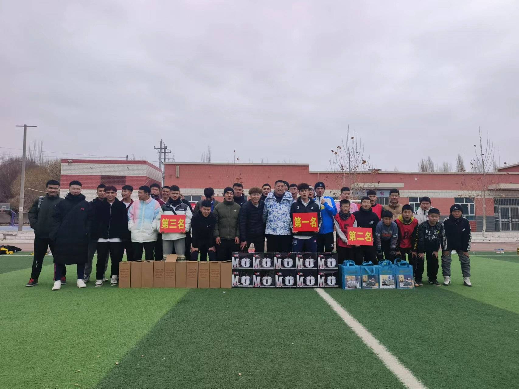 轮台县:绿茵场上任驰骋 足球少年展风采_比赛_大学生