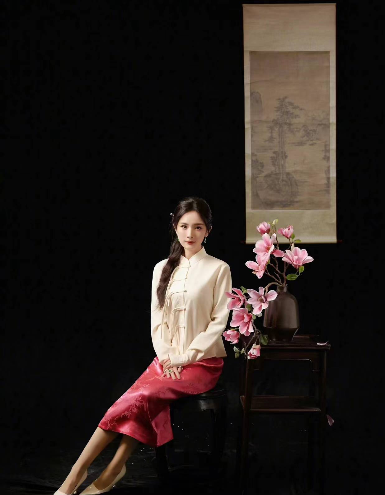 杨幂雪中撑伞美如画,新中式旗袍惊艳全场,谁的心巴没被戳中?