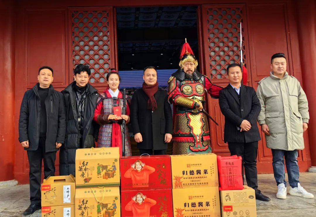 长张亚,商丘旅游形象大使,玄鸟传说王圣超以及协会秘书处工作人员一行