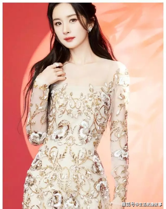 杨幂惊艳亮相,紧身透视裙勾勒完美曲线,散发迷人少妇魅力