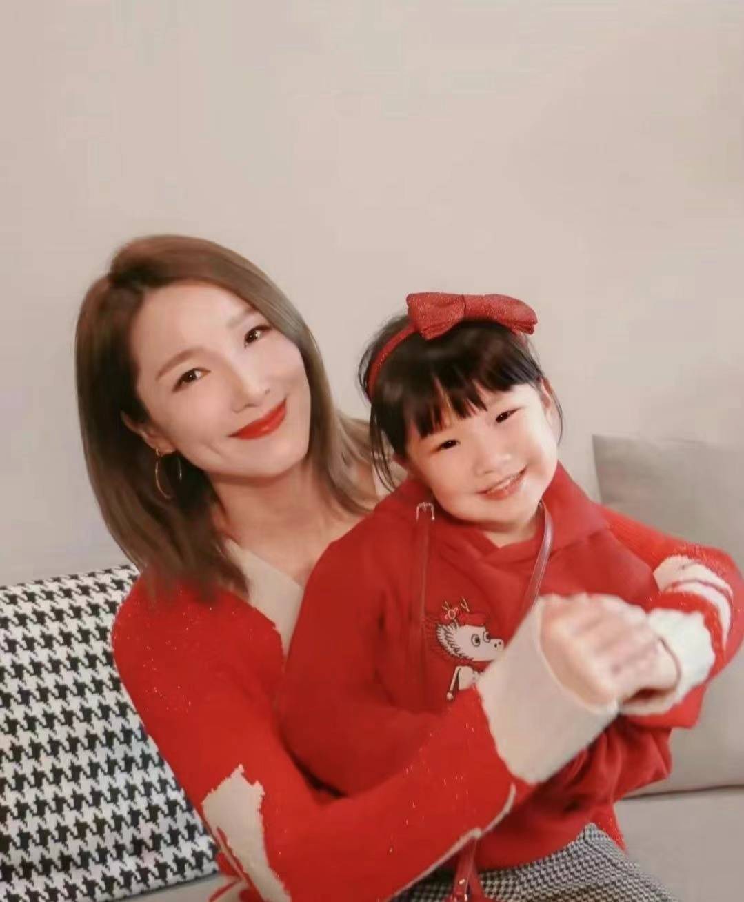 李亚楠逆龄美貌惊艳网友,与女儿共度幸福时光,王祖蓝成人生赢家!