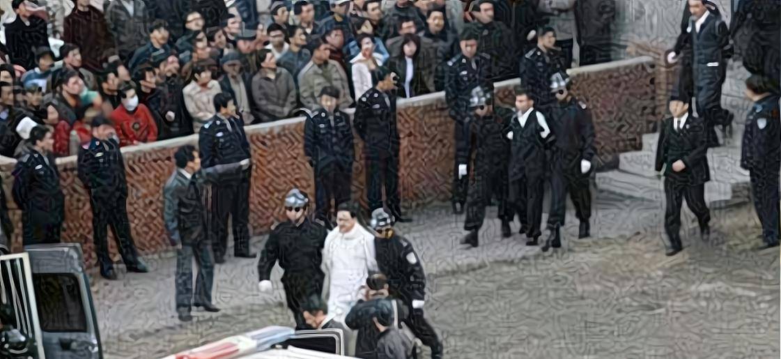 他是亿万富翁,在汶川地震中捐款五千万,被抓时搜到一个排的武器_刘汉