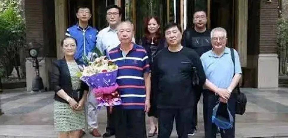 1999年"大陆首富"牟其中入狱,妻子携子赴德,小姨子却