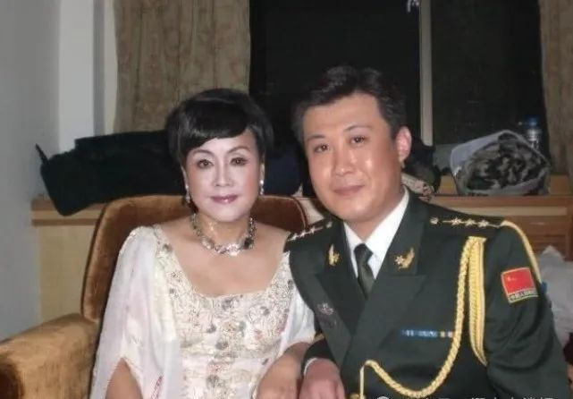 愧疚的李谷一:初婚嫁给恩师,二婚嫁给粉丝,79岁两任丈夫已离世_音乐