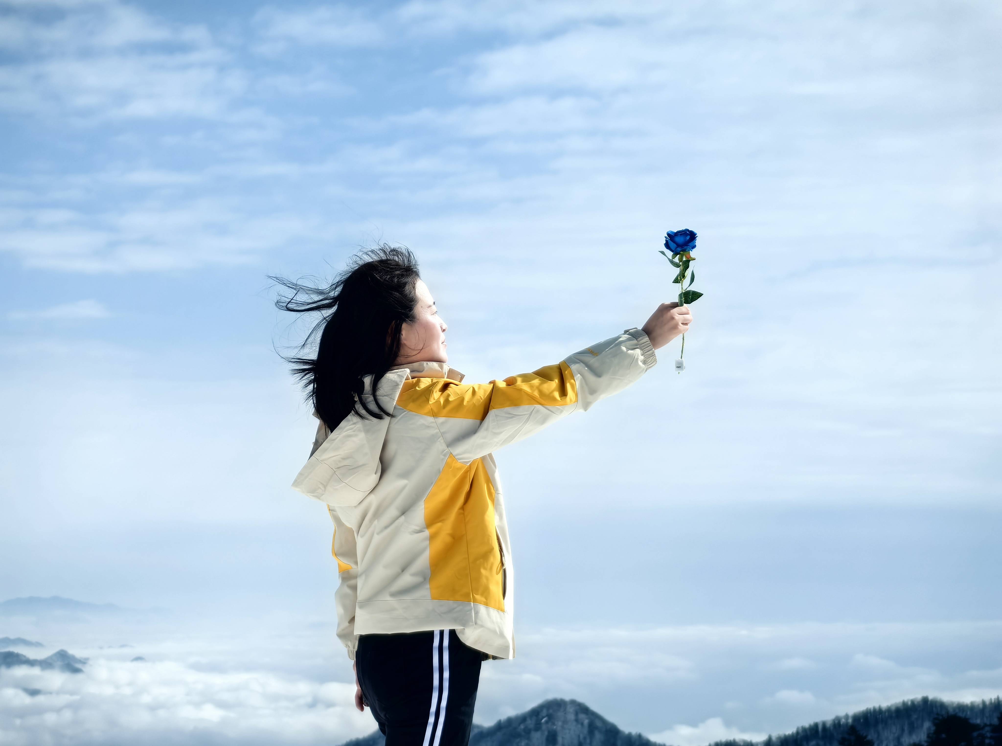 春季女生爬山穿搭图片